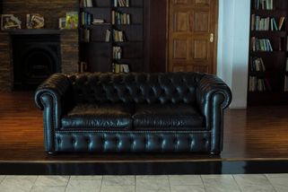 „Ona nechtěla pryč!“ Matka radní nechala dceru 12 let ležet na gauči, až s ním zcela splynula - Médium.cz