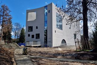 V Turnově dokončili unikátní knihovnu ve skalách, s vyhlídkou i filmovým plátnem