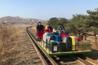 Ruští diplomaté opustili KLDR na ručně tlačené drezíně - Novinky