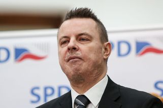 Kremlem nastrčená loutka, měl by opustit Česko. Po...