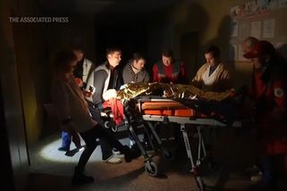 Dramatické záběry z ukrajinské nemocnice. Ruské údery narušily operaci srdce - Seznam Zprávy