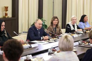 Invaze nelituji. Putin se setkal s matkami vojáků, které poslal na smrt - Seznam Zprávy