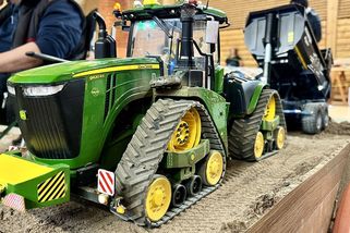 Modelářský skvost: RC traktor John Deere 9620RX se sklopným valníkem | Svět RC modelů