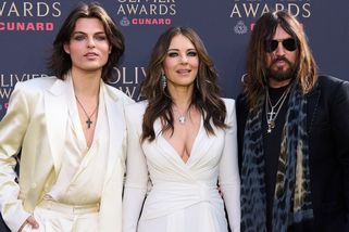 Syn Liz Hurley vypadá víc jako Liz než ona sama! Fanoušci se smějí hvězdě, která do společnosti vzala potomka i přítele - Super.cz