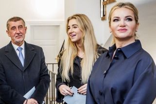 Vivien je čím dál víc podobná Monice. Babiš ukázal celou rodinu, jak sedí na zahradě se třemi psy
