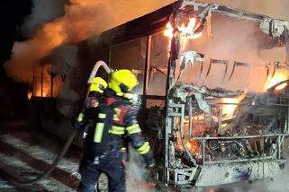 Při požáru autobusu se řidič včas zachránil, škoda jde do miliónů - Novinky