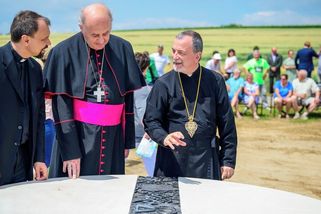 Arcibiskup Graubner opět kázal o ženách: první u hrobu, poslední u moci - Médium.cz