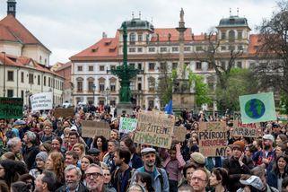 V Praze se protestuje proti Motoristům - Novinky