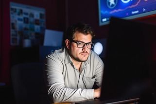 Kam se poděli Babišovi věrní komentátoři? - Médium.cz