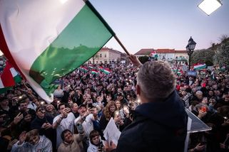 Těžký večer v Průhonicích: Fiala po pádu Orbána zesměšňuje Babiše videem