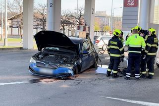 Řidič naboural auto do čerpací stanice v Praze - Novinky