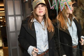 Dobrý den, vnady ven! Kaira Hrachovcová po fotkách s rukou v klíně vytáhla další klenot, tentokrát odhalila svá ňadra - Super.cz