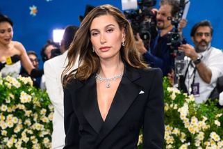 Lidé se smějí Hailey Bieber kvůli fotkám jejího zadku