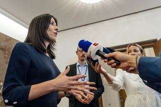 Válek prosadil vložky zdarma, Pekarovou téma menstruační chudoby irituje - Seznam Zprávy