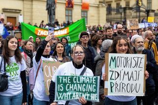 „Přírodu škrtnout nenecháme.“ Lidé v Praze protestují proti Motoristům - Seznam Zprávy
