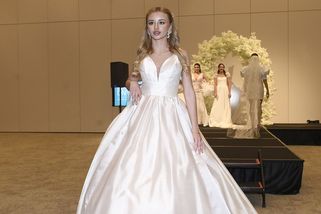 Žilkovou dojala k slzám. Kordula Stropnická zářila ve svatebních šatech, na přehlídce ji podpořila i Agáta - Super.cz