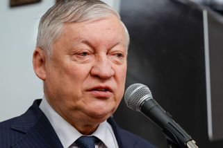Ruský poslanec a šachový velmistr Karpov je v umělém spánku. Prý upadl poblíž Dumy - Novinky