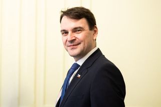 Nečekaně dospělá diplomacie. Macinka hodil za hlavu dětinské spory a ukázal Rusku hranice - Médium.cz