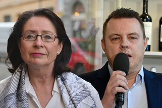 Němcová nabízí Rajchlovi kapesníčky. Ten viní z Or...