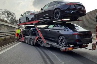 Náklaďák na D2 ztratil přívěs s luxusními auty. Řidič si toho nevšiml - Novinky