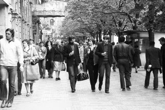 Džíny versus tesilky: Kdo měl za socialismu rifle, byl in! Tesilky představovaly symbol ponížení - Proženy.cz