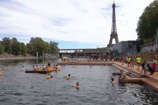 Vedra ženou Pařížany do Seiny. Koupání v řece si oblíbili i turisté - Novinky