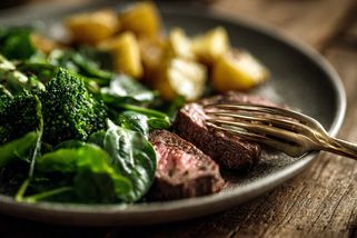 Pravidlo prvního sousta. Proč byste měli každé jídlo začínat porcí zeleniny - Médium.cz