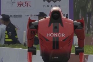 Půlmaraton v Číně běželi i roboti. Poprvé překonali čas nejrychlejšího člověka - Seznam Zprávy