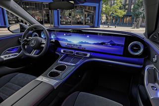 Obří displej místo palubní desky. Mercedes ukazuje interiér nové třídy C