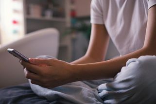 Smrt na železnici. Mladík se o nejlepším způsobu sebevraždy radil s chatbotem