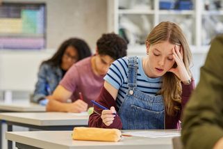 Děti nervózně vyhlíží, která z přihlášek na střední vyjde. Brzy se však může systém přijímaček zcela změnit - Echo24.cz