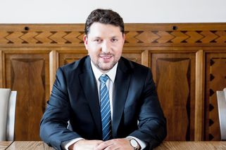 Stíhaný exnáměstek měl radit státní firmě. Ta nechce říct, na co si ho najala - Seznam Zprávy