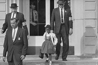 Šestiletou Ruby chtěli zlynčovat, létaly šutry i plivance. Její srdceryvná fotka zahanbila Ameriku - Médium.cz