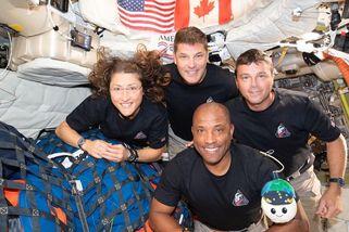 Posádka Artemis II má za sebou polovinu cesty zpět na Zemi - Seznam Zprávy