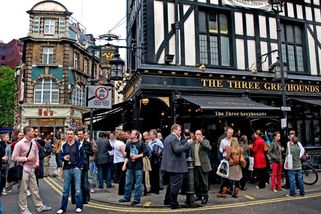 Londýnské Soho natírá zdi speciální barvou. Má mužům zabránit močit na ulici - Novinky