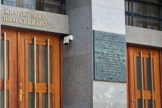 Mladistvý vrah dvou prodavaček z Hradce Králové dostal 9 let - Novinky