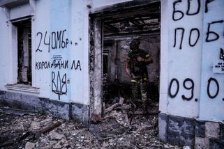 Ukrajinci převlékli ruské zajatce do neutrálních b...