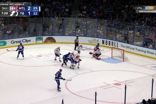 NHL | Slafkovský jako terč, v bitce šel k zemi. Tampa přepnula na drsný režim - Sport.cz