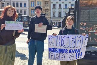 Chceme veřejnoprávní média. Studenti manifestují po celém Česku
