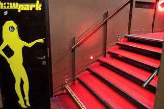 „Zbraně odložte do trezoru.“ Nahlédněte do bývalého nevěstince v Holešovicích - Seznam Zprávy