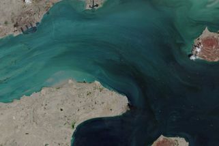 Ropné skvrny z války v Íránu jsou vidět z vesmíru. Táhnou se i osm kilometrů - Seznam Zprávy