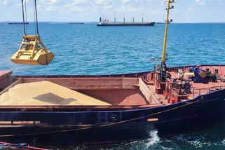 V Azovském moři se po dronovém útoku potopila loď s pšenicí - Novinky