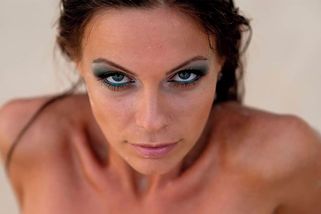 Nasadila čepec a zazvonil konec: Modelka aktů v pozici konzulky Ukrajiny rychle skončila