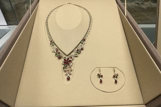 V Turnově vystavují zlatou soupravu s českými granáty, vltavíny i diamanty