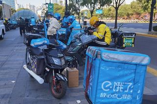 Obří skandál v Číně: Desítky tisíc falešných prodejců jídla s rozvážkou odhalila jediná stížnost na dort - Novinky