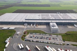 Na nejúrodnější půdě by mohlo vznikat více skladů a obchodů. Vláda chystá změny - Novinky