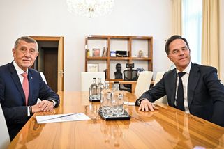 NATO dalo Babišovi najevo, že na jeho fauly vůči všem není čas - Médium.cz