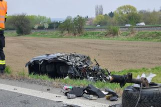 Kamion na Vyškovsku sešrotoval osobní auto. Pro řidiče letěl vrtulník, z kamionu vytekly stovky litrů nafty - Novinky