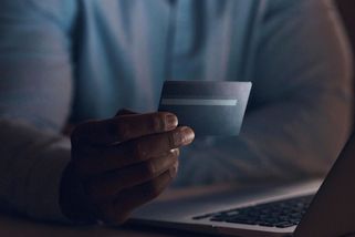 Za dřevo zaplatil dvakrát, nemá nic a o peníze přišel