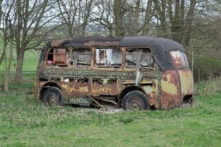 Roky převážel stovky lidí. Narazili jsme na zapomenutý přívěs Karosa B 40, bohužel je v hodně špatném stavu - Autobible.cz - Předjedeme vaše představy!
